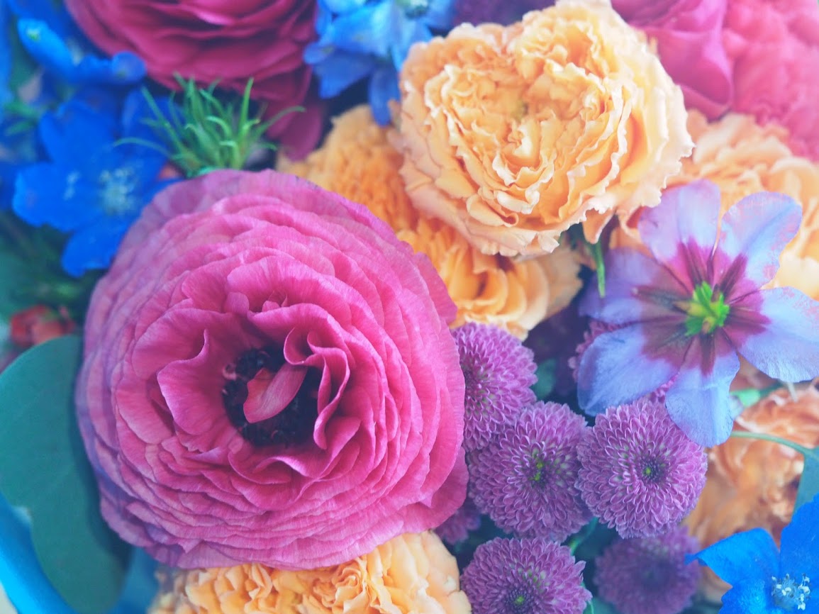 ずっときれい！華やかなラベンダーカラーの薔薇とラナンキュラスの投げ入れアレンジ ラナンキュラスのバスケットアレンジメント】優しいカラーリングで