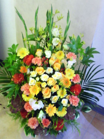 スタンド花　花束　花ギフト　花を贈る　フラワーギフト　誕生日花黄色オレンジ